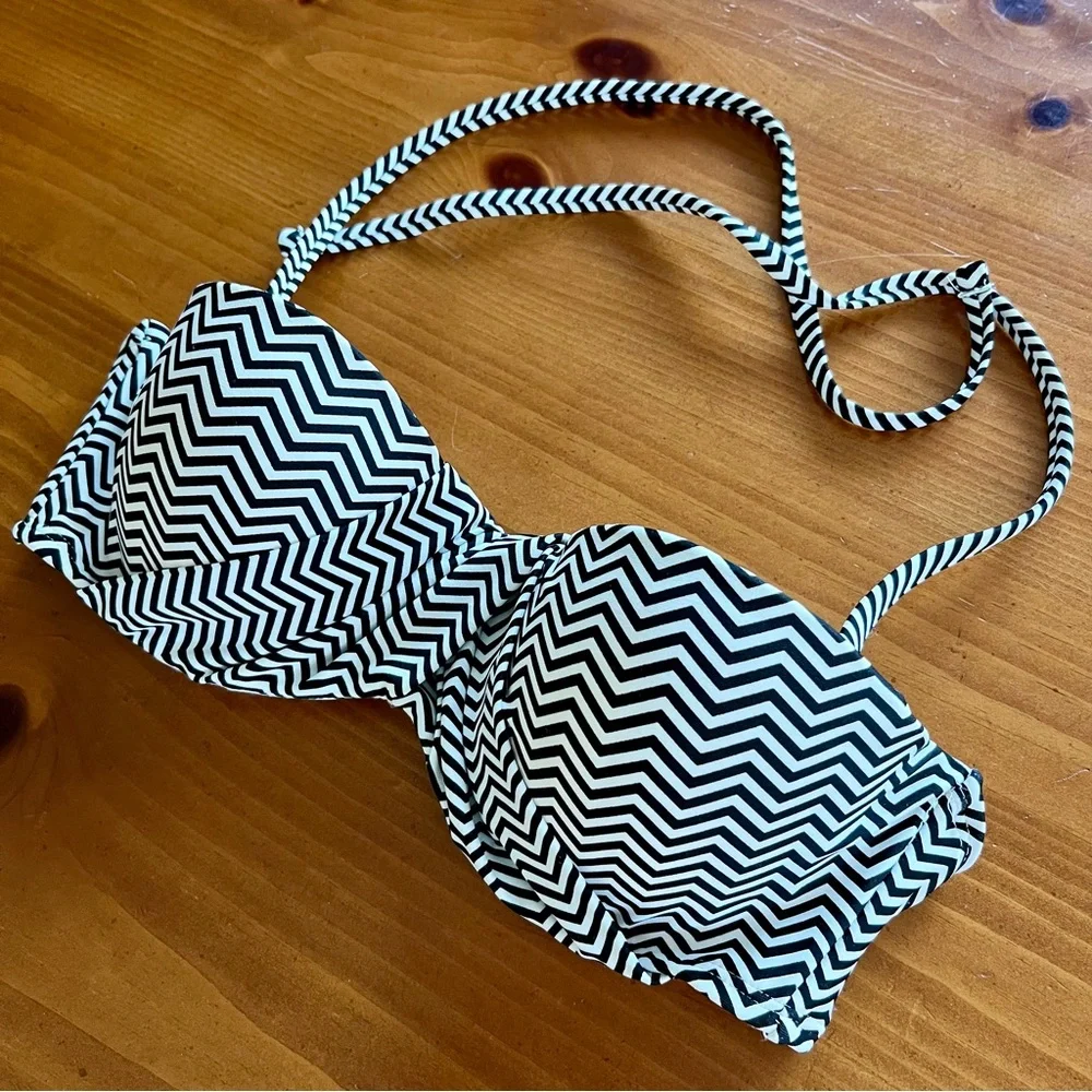 Xhiliration Black & White Chevron Stripe Bikini Top, Size M